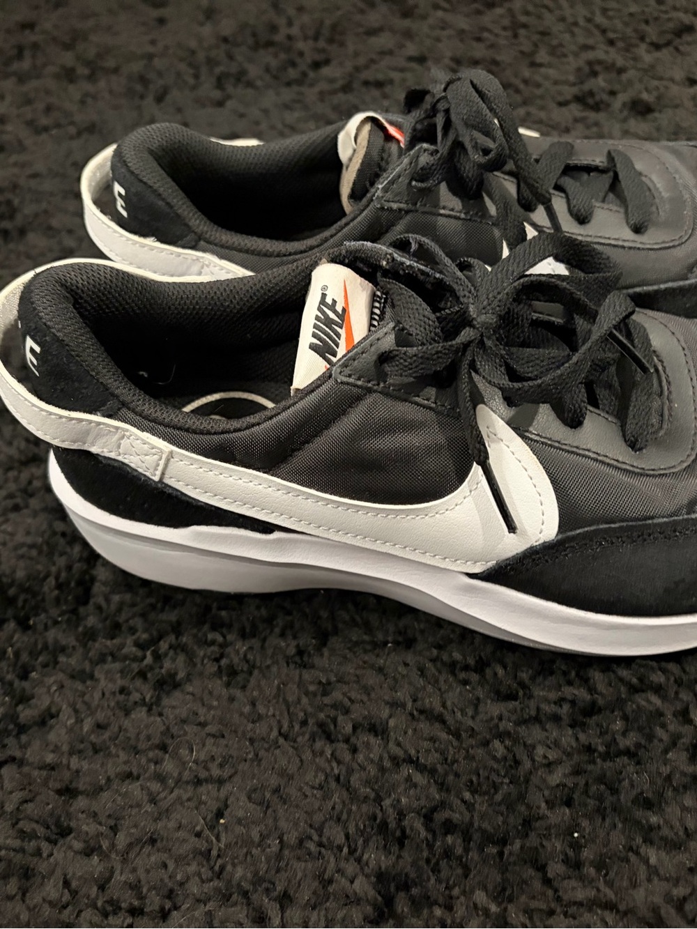 Like NEW - Ladies Nike Size 8